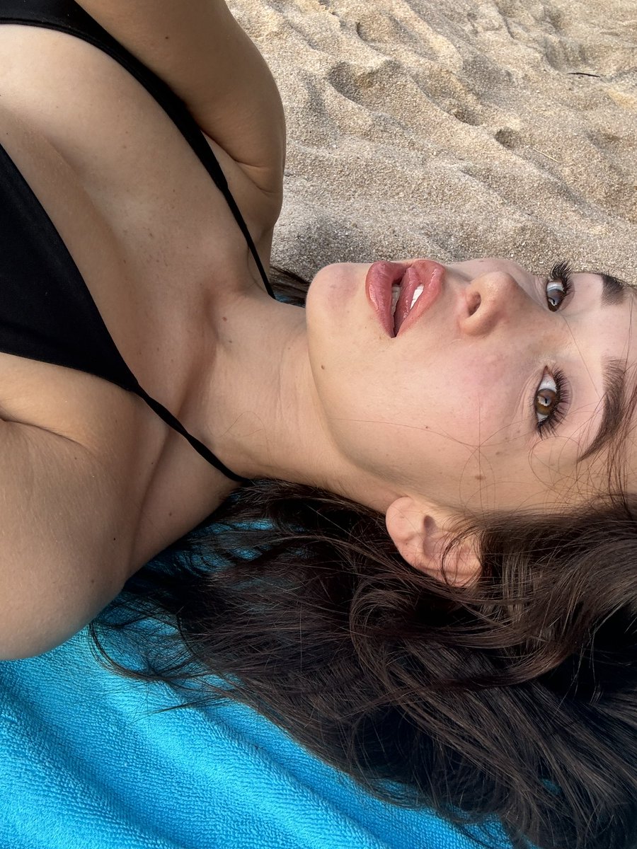 Ellie Leen (ellieleen) exclusive photo 1